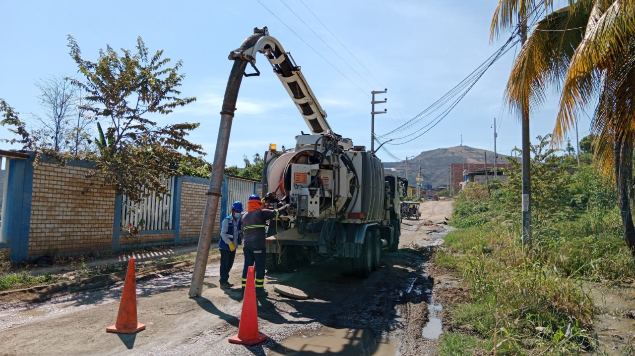 EPS MARAÑÓN apoya a la limpieza de buzón colapsado cerca a instituto 4 de junio de 1821 que no pertenece a su red de alcantarillado